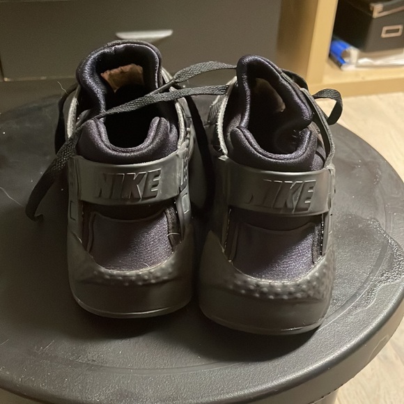 Nike black shoes - Picture 2 of 4